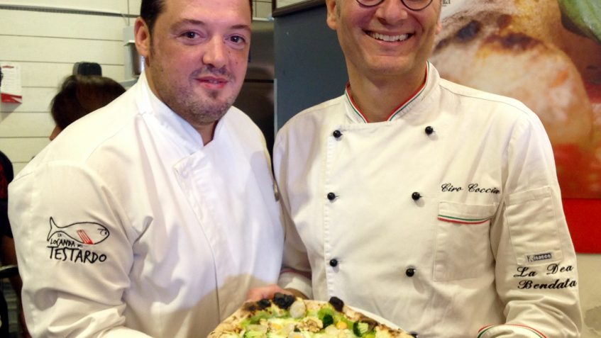 Luca Esposito e Ciro Coccia con la pizza La Locanda del Testardo